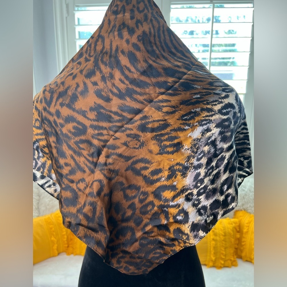 Versatile Stylings Echo 100% Silk Leopard Animal Print Scarf - Picture 4 of 13